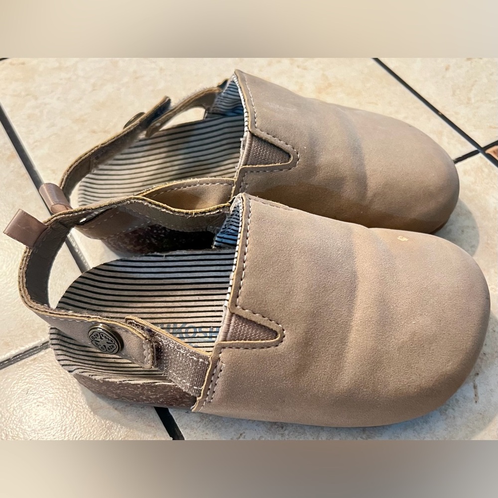 Toddler Boy’s Size 8c OshKosh B'gosh Beige Slip-On Shoes Snap Back Clogs